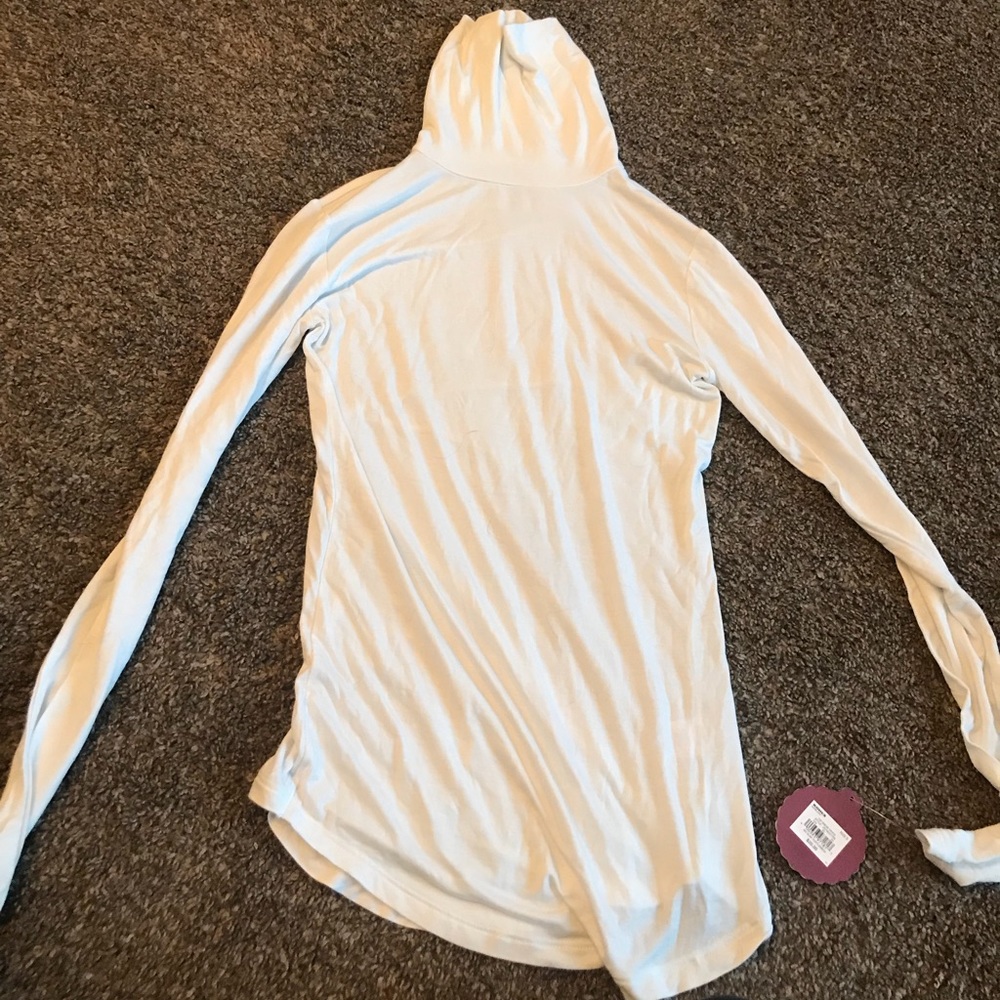 Kohl’s white long sleeve turtle neck